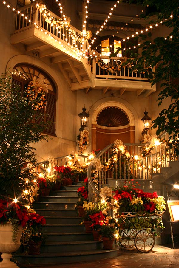 Fairytale Christmas Staircase Decoration #Christmasdecor #staircase #stairs #stairway #Christmas #decorhomeideas