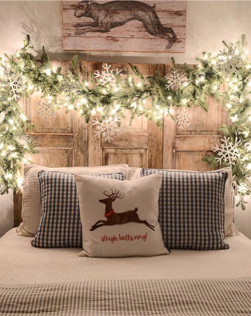 Farmhouse Bedroom Christmas Decor #farmhouse #Christmas #Christmasdecor #farmhousedecor #decorhomeideas