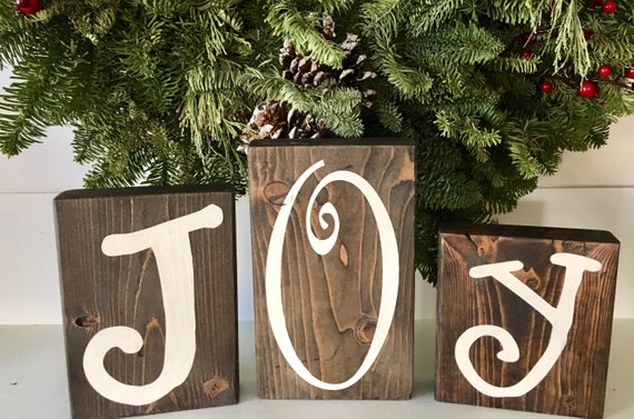 Farmhouse Christmas Wood Letters Mantel Decor #farmhouse #Christmas #Christmasdecor #farmhousedecor #decorhomeideas