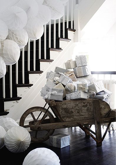 Farmhouse Staircase White Christmas Decoration #Christmasdecor #Christmas #white #whitechristmas #decorhomeideas