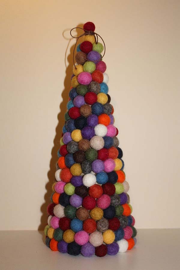 Felt Ball Christmas Tree #Christmas #Christmastree #homemade #DIY #Christmasdecor #decorhomeideas