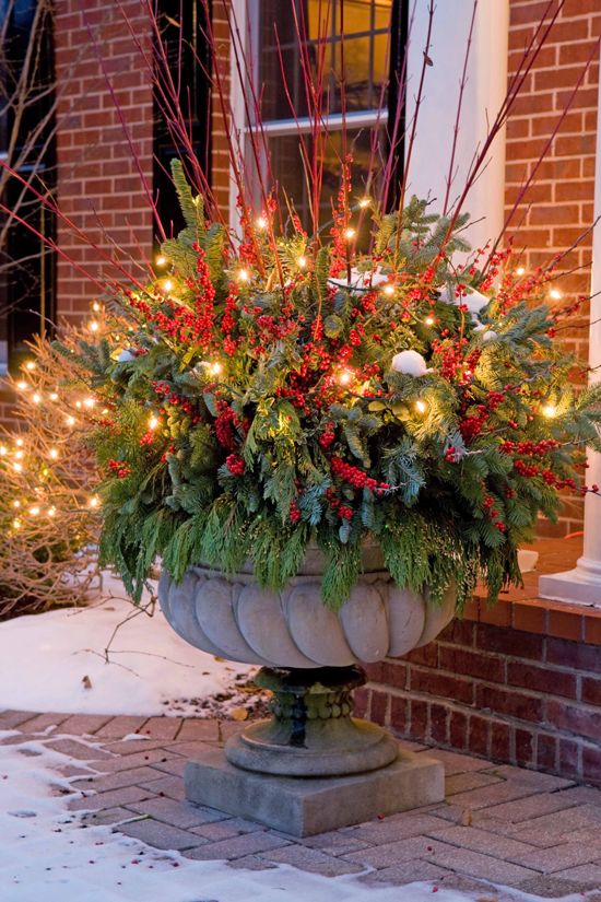 Flower Pot Christmas Arrangement #Christmasdecor #Christmas #outdoor #decorations #decorhomeideas