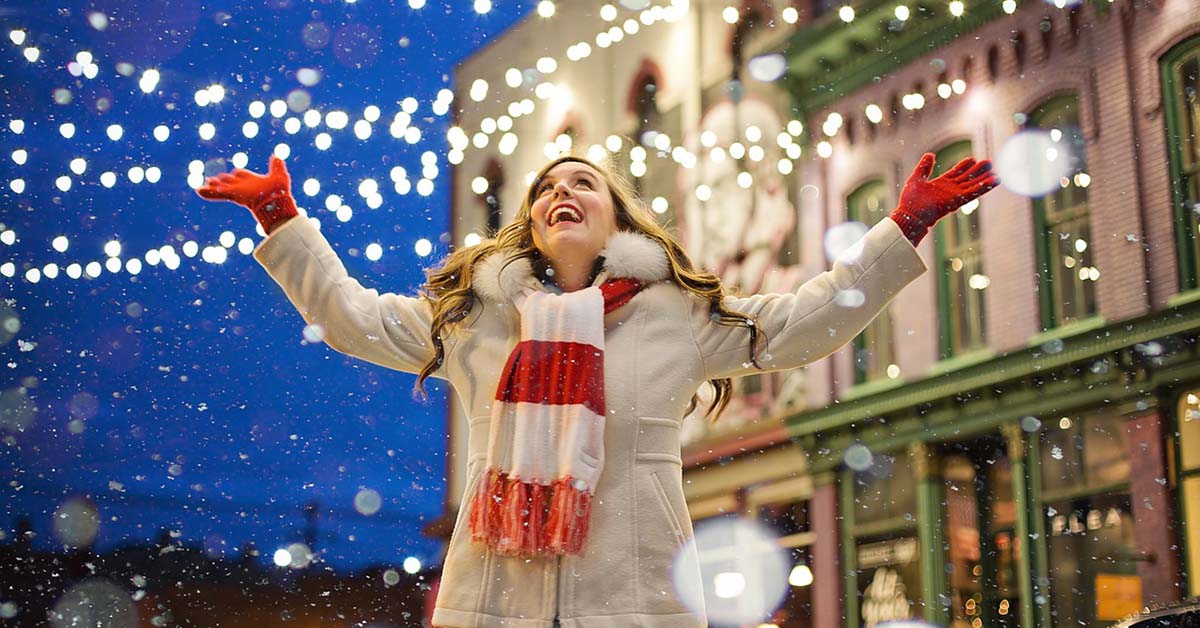 Girl Joy With Christmas Lights #Christmas #Christmaslights #girl #joy #Happy #decorhomeideas