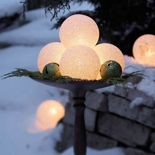 Glowing Globes Centerpiece #Christmasdecor #Christmas #outdoor #decorations #decorhomeideas