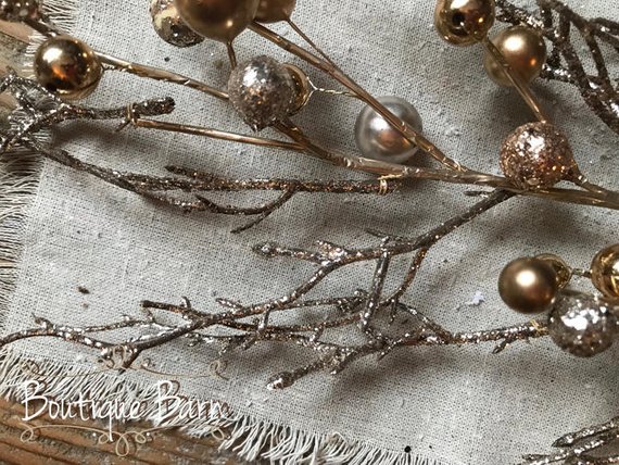 Gold Berries Glitter Christmas Stick #farmhouse #Christmas #Christmasdecor #farmhousedecor #decorhomeideas