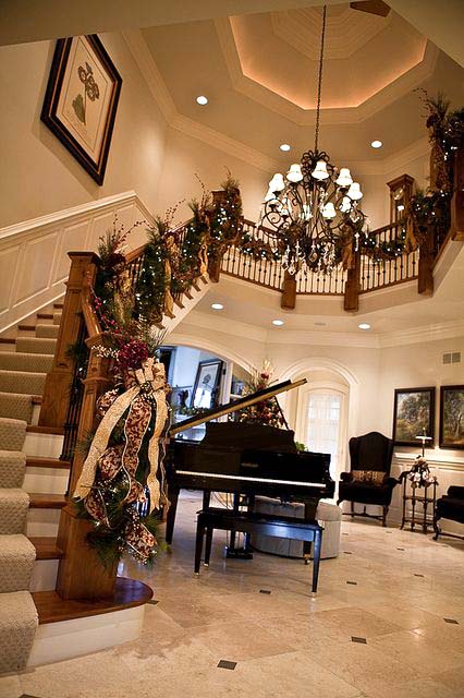 Gorgeous Christmas Staircase Decoration #Christmasdecor #staircase #stairs #stairway #Christmas #decorhomeideas