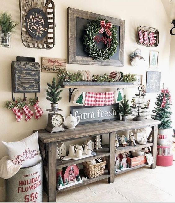 Hallway Farmhouse Christmas Decor #Christmas #Christmasdecor #entryway #hallway #decorhomeideas