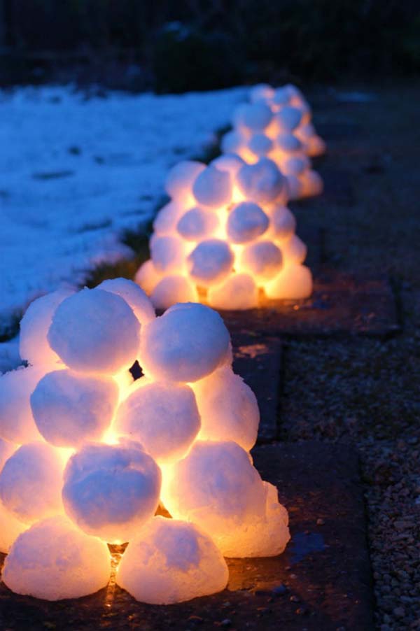 Christmas Lit Snow Balls #Christmasdecor #Christmas #outdoor #decorations #decorhomeideas