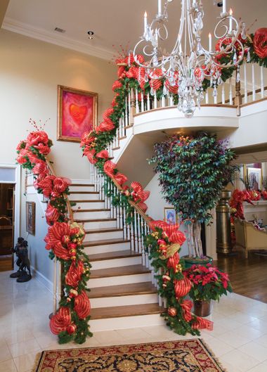 Lovely Christmas Staircase Decoration #Christmasdecor #staircase #stairs #stairway #Christmas #decorhomeideas