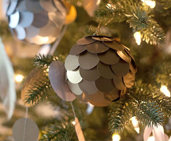 Metallic Paper Ball Ornaments #Christmas #Christmasdecor #budget #diy #decorhomeideas