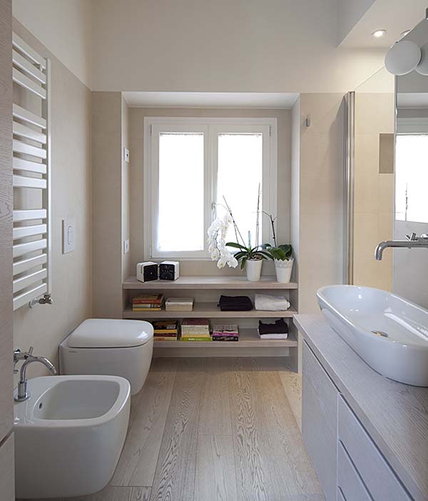 Narrow Bathroom With Under Window Shelves #bathroom #narrow #narrowbathroom #decorhomeideas