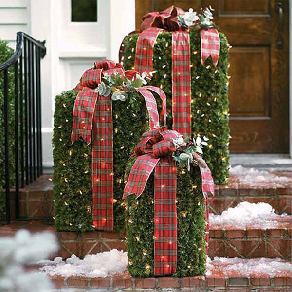 Outdoor Greenery Gift Boxes #Christmasdecor #Christmas #outdoor #decorations #decorhomeideas