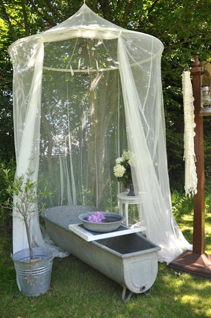 Outdoor Tin Bathtub With Canopy #tin #bathtub #tub #tinbath #decorhomeideas