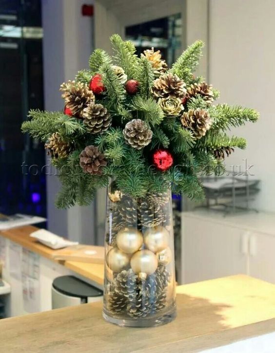 Pinecones Christmas Centerpiece #Christmas #centerpieces #Christmasdecor #decorhomeideas