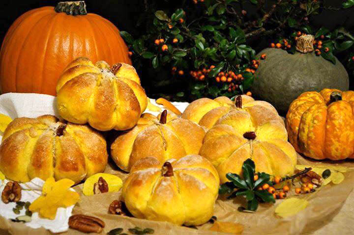 Pumpkin Shaped Rolls