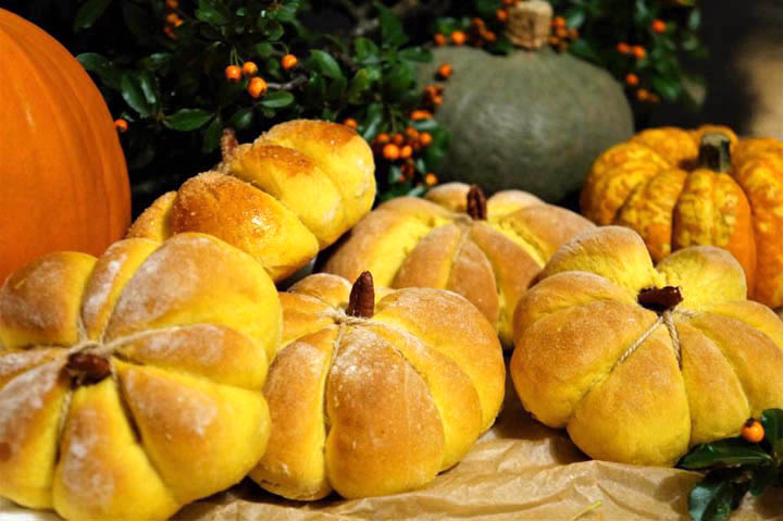 Pumpkin Shaped Rolls