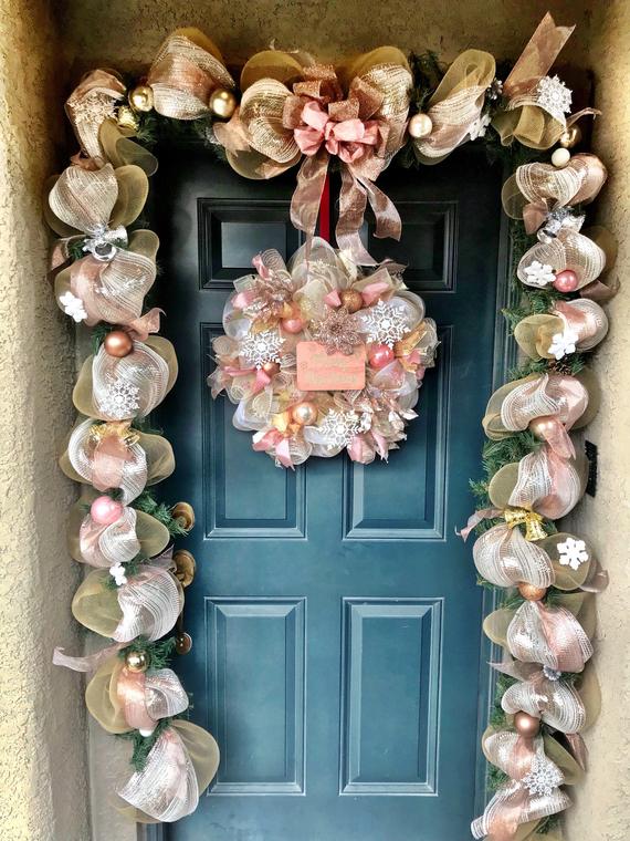 Rose Gold Christmas Front Door Decoration #rosegold #Christmas #Christmasdecor #rosegolddecor #decorhomeideas