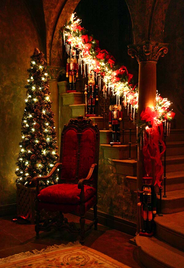 Santa Claus Staircase Decoration #Christmasdecor #staircase #stairs #stairway #Christmas #decorhomeideas