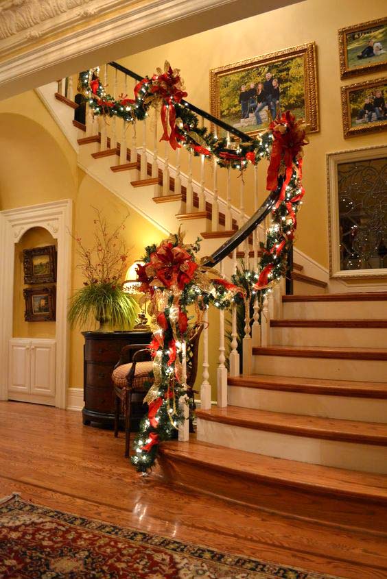 Simple Christmas Staircase Decoration #Christmasdecor #staircase #stairs #stairway #Christmas #decorhomeideas