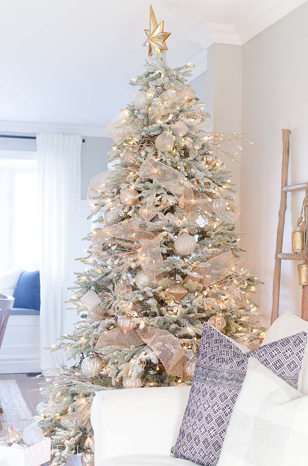 Snowy Flocked Christmas Tree In Rose Gold #rosegold #Christmas #Christmasdecor #rosegolddecor #decorhomeideas