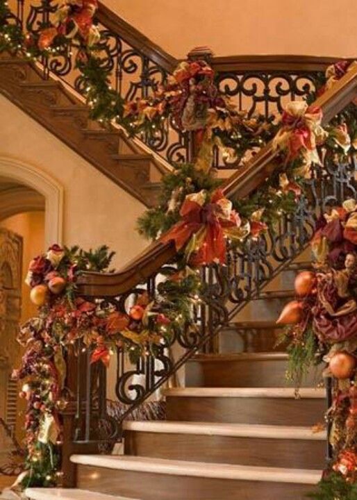 Tuscany Styled Christmas Stairs Decor #Christmasdecor #staircase #stairs #stairway #Christmas #decorhomeideas