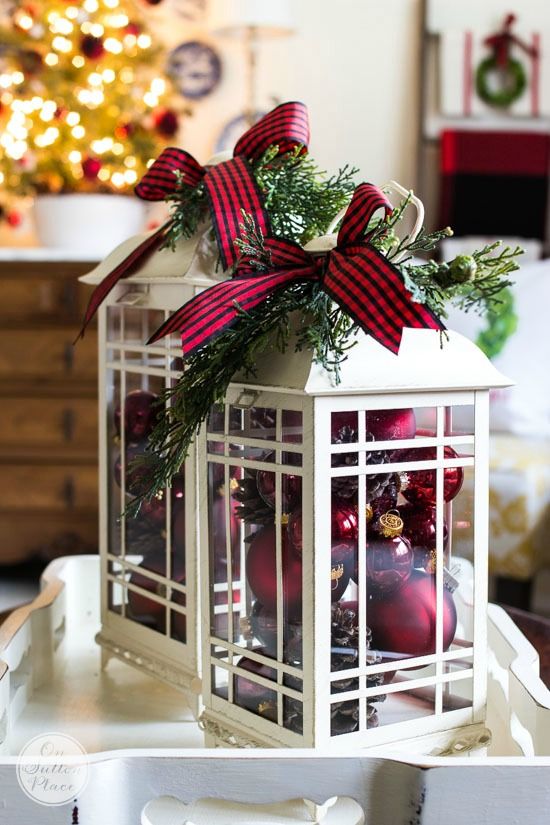 Twin Lanterns Christmas Centerpieces #Christmas #centerpieces #Christmasdecor #decorhomeideas