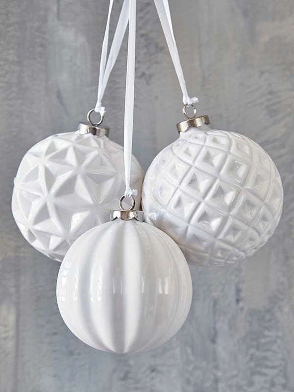 White Bauble Christmas Ornaments #Christmasdecor #Christmas #white #whitechristmas #decorhomeideas