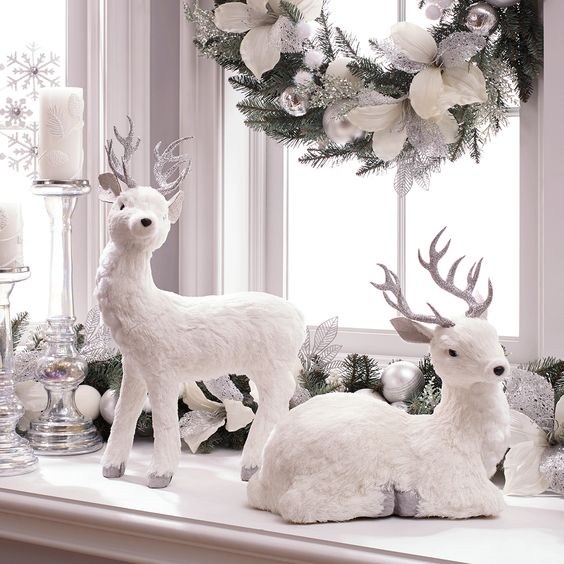 White Christmas Centerpiece Decoration #Christmasdecor #Christmas #white #whitechristmas #decorhomeideas