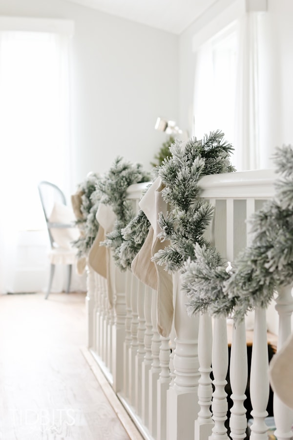 White Christmas Decorated Banister #Christmasdecor #Christmas #white #whitechristmas #decorhomeideas