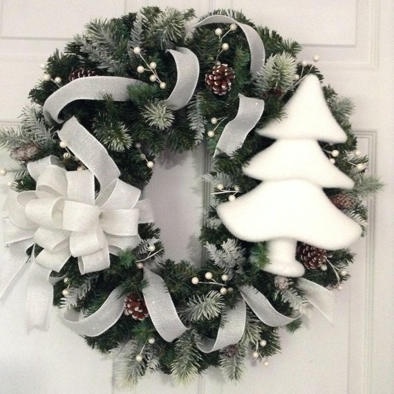 White Christmas Wreath #Christmasdecor #Christmas #white #whitechristmas #decorhomeideas