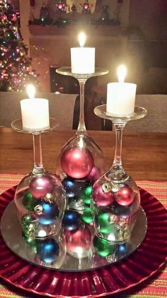 Wine glasses with ornaments centepiece #Christmas #centerpieces #Christmasdecor #decorhomeideas
