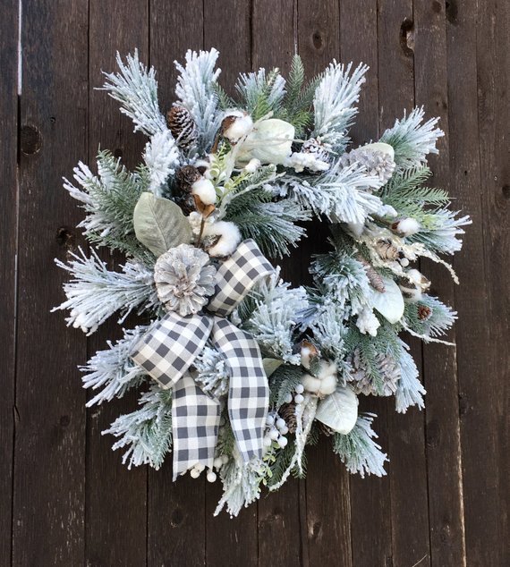 Winter Christmas Wreath #farmhouse #Christmas #Christmasdecor #farmhousedecor #decorhomeideas