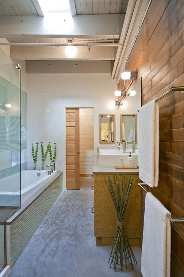 Wood Decorated Narrow Bathroom #bathroom #narrow #narrowbathroom #decorhomeideas