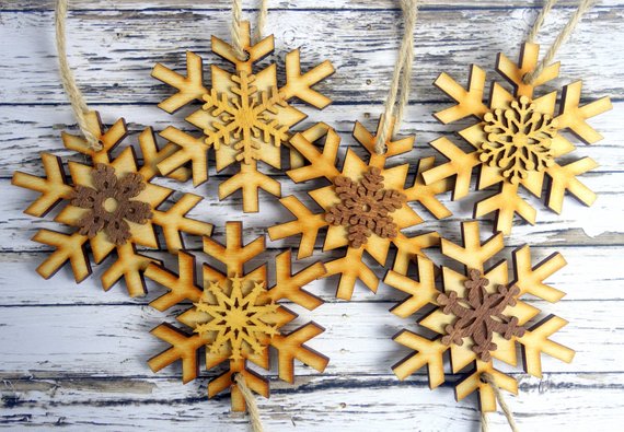 Wood Snowflakes Farmhouse Christmas Decor #farmhouse #Christmas #Christmasdecor #farmhousedecor #decorhomeideas