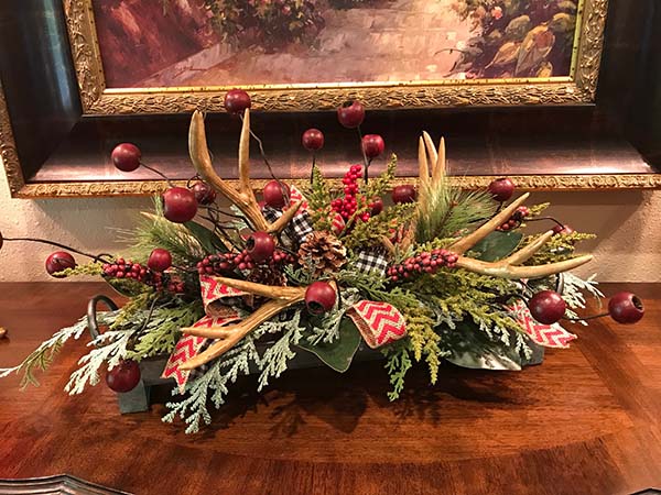 Antler Christmas Centerpiece #Christmas #Christmasdecor #centerpieces #Christmascenterpieces #decorhomeideas