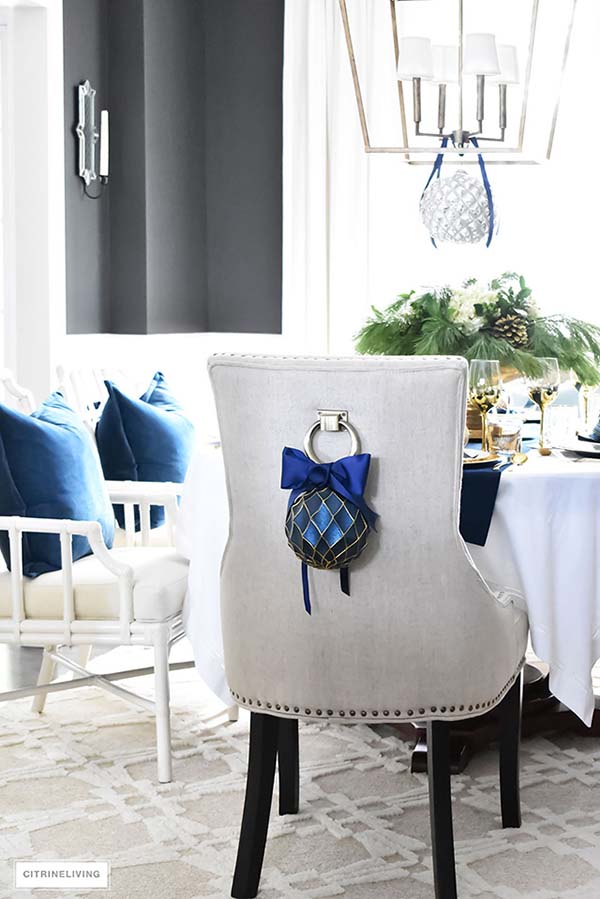 Backchair Navy Blue Christmas Decoration #Christmas #Christmasdecor #gold #navyblue #decorhomeideas