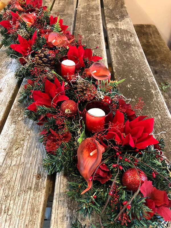 Bold Red Christmas Table Garland #Christmas #Christmasdecor #centerpieces #Christmascenterpieces #decorhomeideas