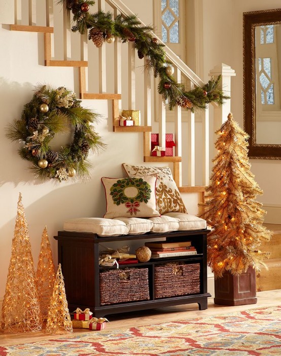 Christmas Entryway In Gold #Christmas #Christmasdecor #entryway #hallway #decorhomeideas