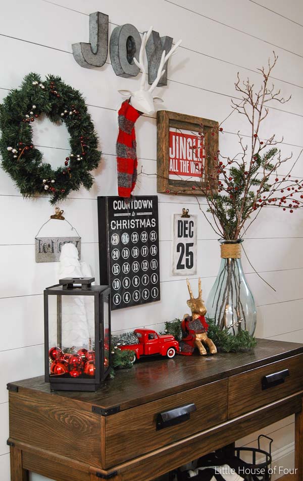 Christmas Rustic Entryway Decoration #Christmas #Christmasdecor #entryway #hallway #decorhomeideas