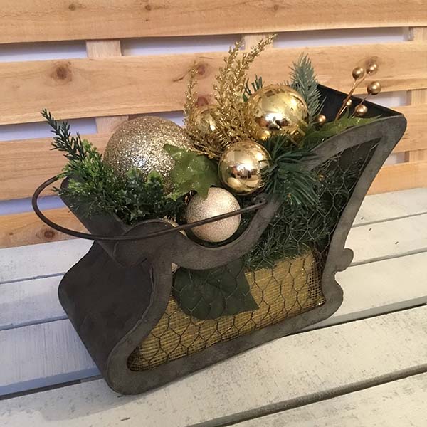 Christmas Sleigh Centerpiece #Christmas #Christmasdecor #centerpieces #Christmascenterpieces #decorhomeideas