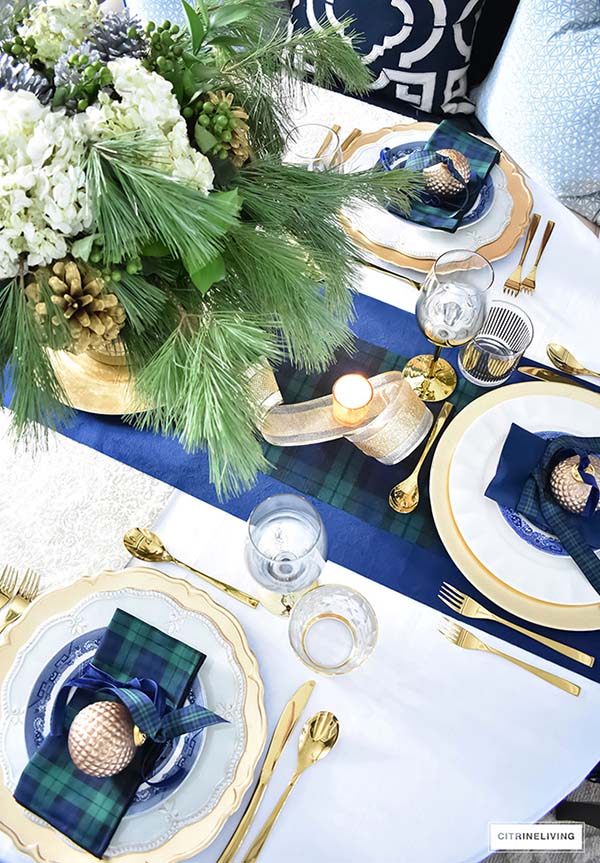 Christmas Tablescape In Gold and Navy Blue #Christmas #Christmasdecor #gold #navyblue #decorhomeideas