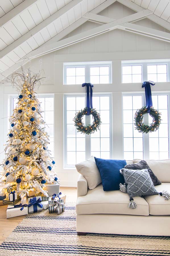 Christmas Tree In Gold And Navy Blue #Christmas #Christmasdecor #gold #navyblue #decorhomeideas