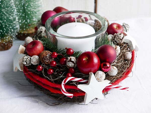 Classic Red Christmas Candle Centerpiece #Christmas #Christmasdecor #candles #centerpiece #decorhomeideas