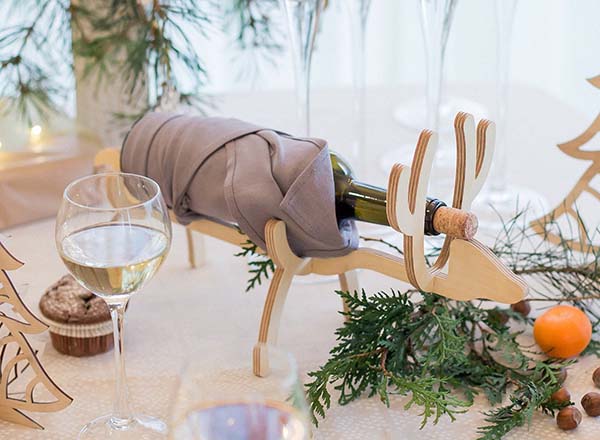Deer Wine Bottle Holder Christmas Centerpiece #Christmas #Christmasdecor #centerpieces #Christmascenterpieces #decorhomeideas