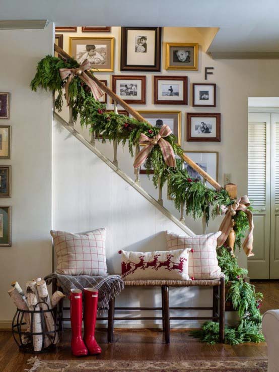 Entryway Christmas Rustic Decor #Christmas #Christmasdecor #entryway #hallway #decorhomeideas