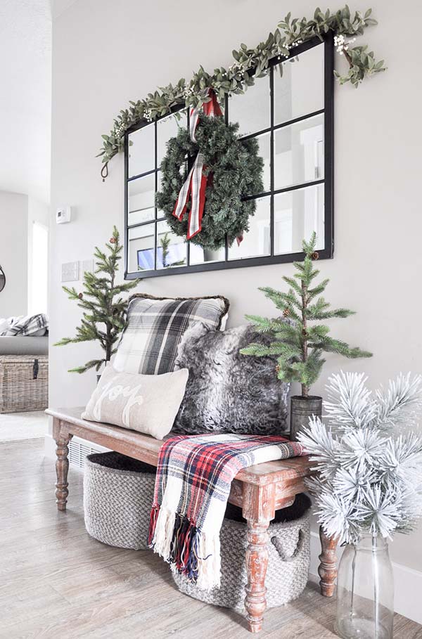 Farmhouse Christmas Entryway Decoration #Christmas #Christmasdecor #entryway #hallway #decorhomeideas