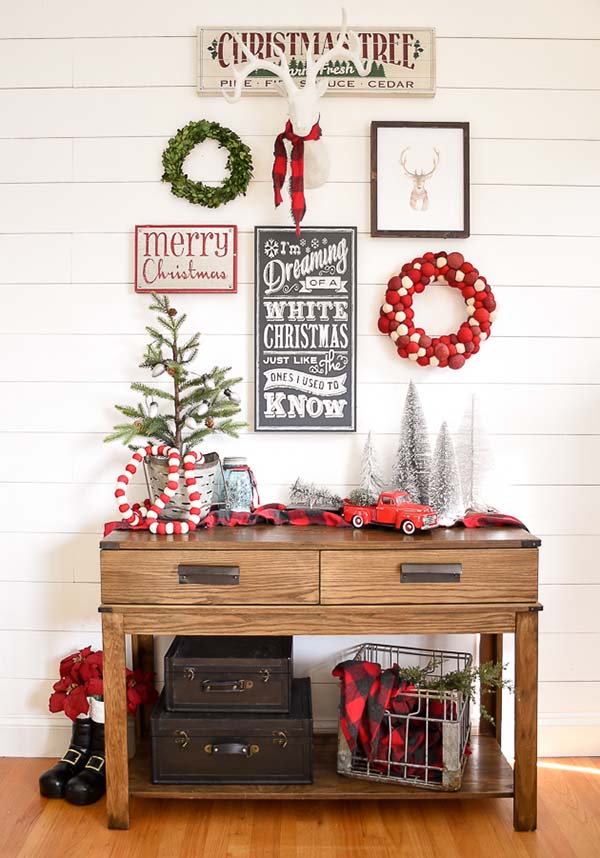 Farmhouse Entryway Decoration #Christmas #Christmasdecor #entryway #hallway #decorhomeideas