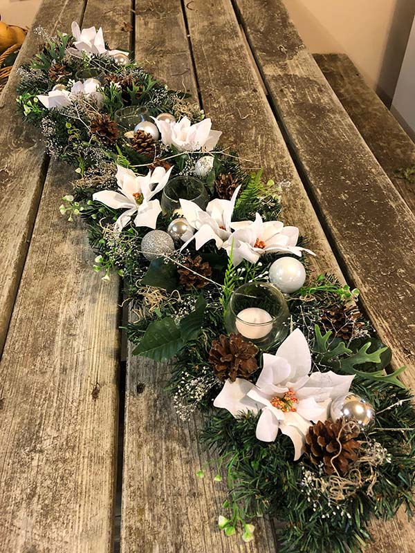 Faux Flowers Garland Christmas Centerpiece #Christmas #Christmasdecor #centerpieces #Christmascenterpieces #decorhomeideas