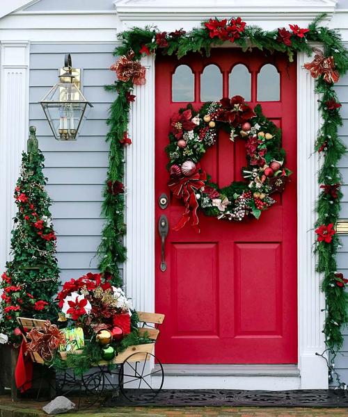 Front Door Red Christmas Decoration #Christmasdecor #Christmas #red #reddecor #decorhomeideas