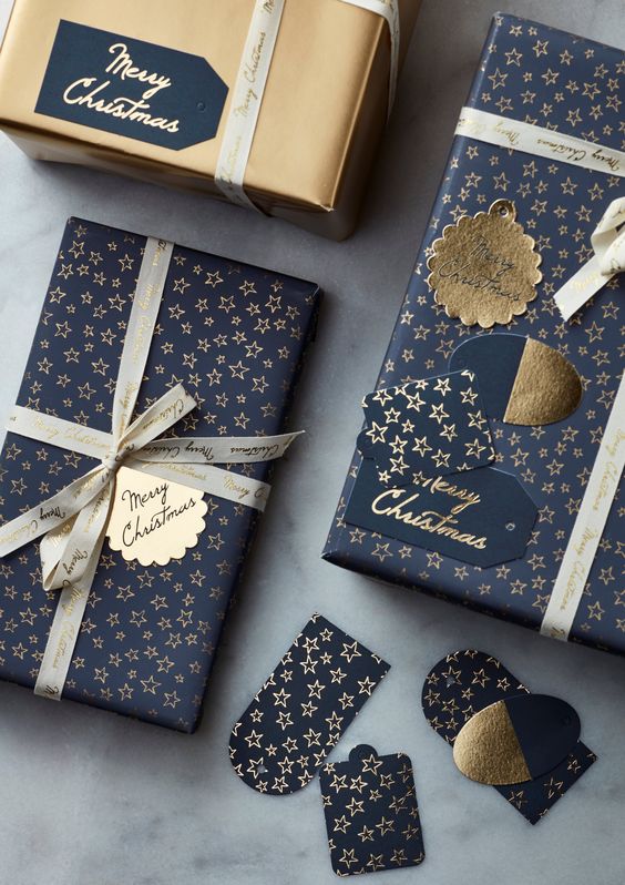 Gold Navy Blue Christmas Gift Wrapping #Christmas #Christmasdecor #gold #navyblue #decorhomeideas